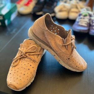 OTBT Lunar perforated fashion sneakers in blush, size 8.